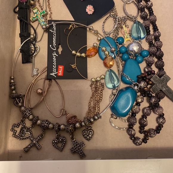 Assorted jewelry. Some are more expensive than others so please look at pictures - Picture 5 of 11